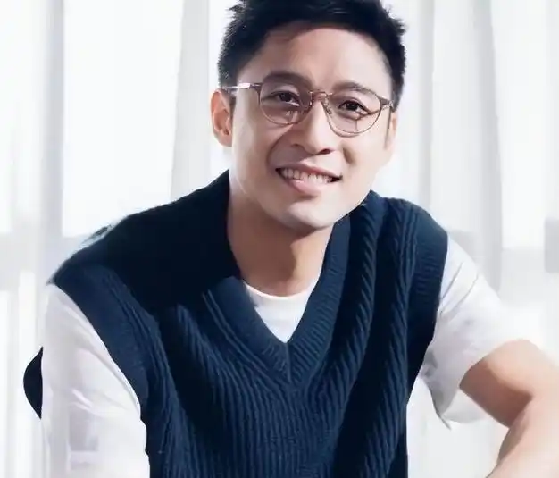 霍启山:比哥哥霍启刚帅气,恋过章子怡,追过何超莲,39岁仍未婚|朱玲玲