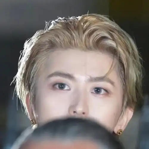 哇嘞擦这张萌成这样 前面的保镖老哥挡得我坤坤像在啃饼我心痛