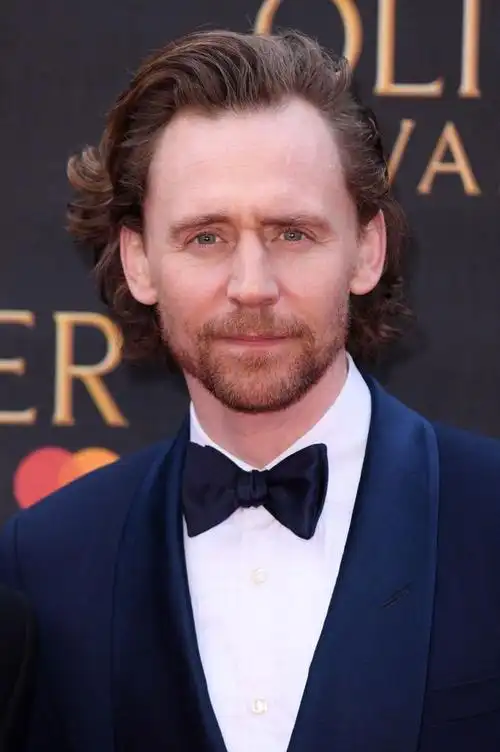 抖森现身活动大背头帅成英伦绅士近期却没参与复联4宣传