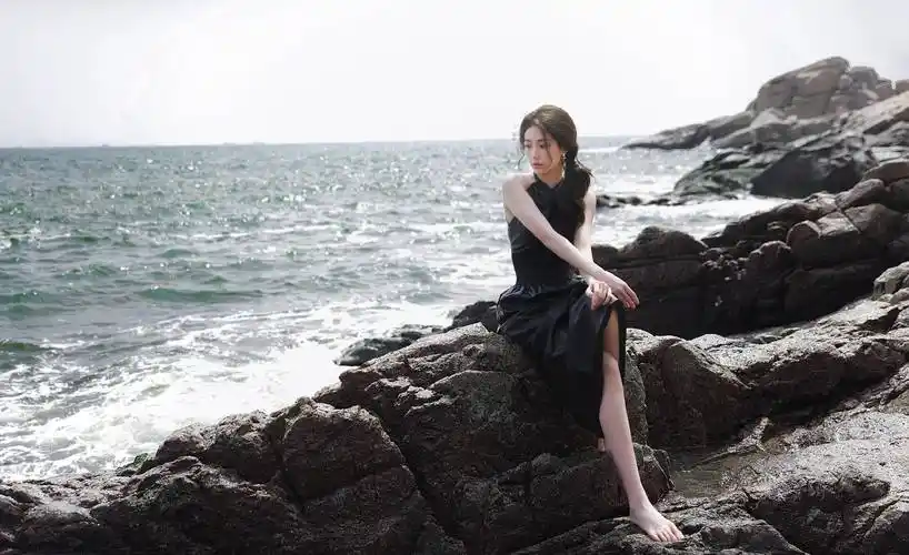喻言穿黑色玫瑰皮裙漫步海边 千娇百媚 魅惑撩人_礁石_眼神_造型