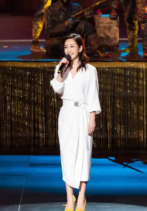 原创秦海璐真敢穿西装搭荧光绿开衩裙太大胆哪像42岁中年女人