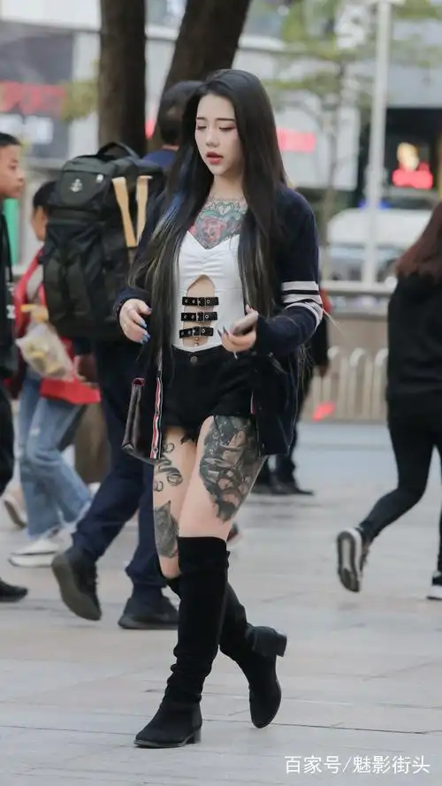 街拍:短裤搭长筒靴子,胸口大腿都有纹身,满满的御姐气质太迷人