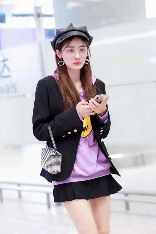 徐璐分手后状态也很好,穿卫衣 超短裙大秀美腿