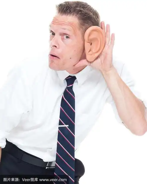 商人正用大耳朵听着