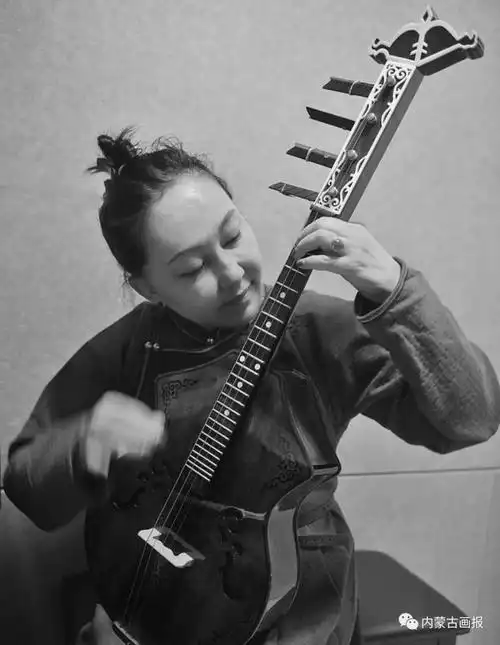 千年火不思梦萦传承人乌日娜