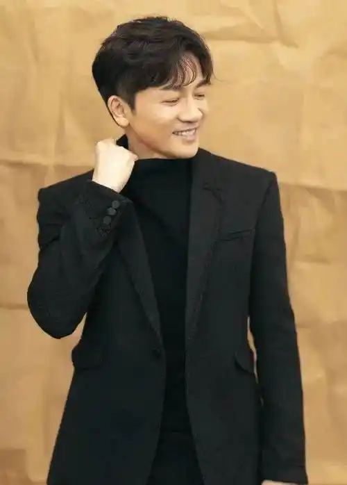 对于被质疑整容的事情,苏有朋自然是不会承认的,但是他的形象变化实在