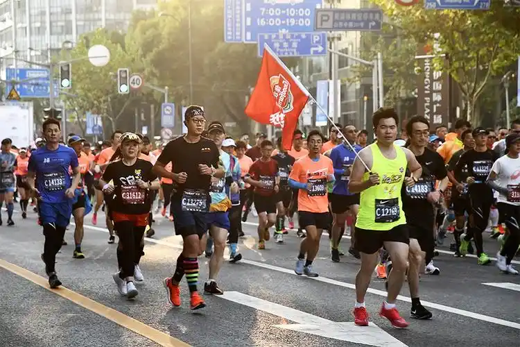 聚焦"上马"2020上海国际马拉松赛 于11月29日7点在外滩金牛广场启跑