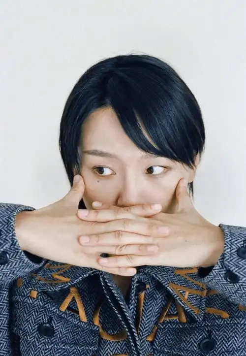 周笔畅素颜出镜拍照颜值让人羡慕盛装出席气场强大