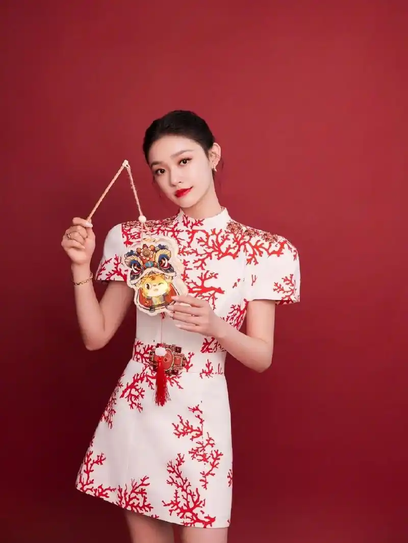 林允写真大片曝光 扎丸子头俏皮可爱|林允|写真大片_新浪新闻