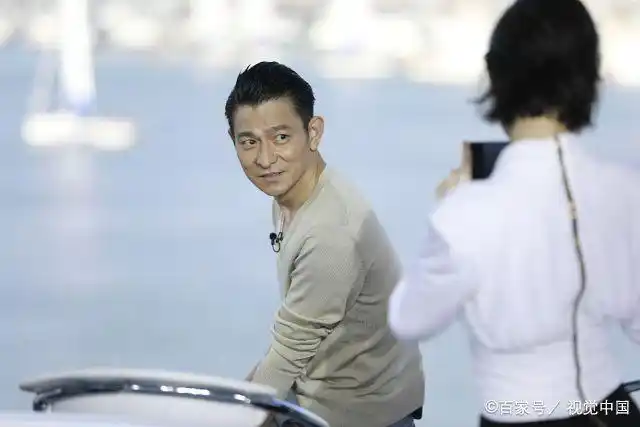 《拆弹专家2》主创受访 倪妮获刘德华掌镜拍照侧颜美cry