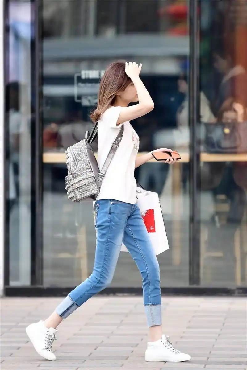 牛仔裤搭配简洁明快,青春活力的美,给人清爽又落落大方的感觉