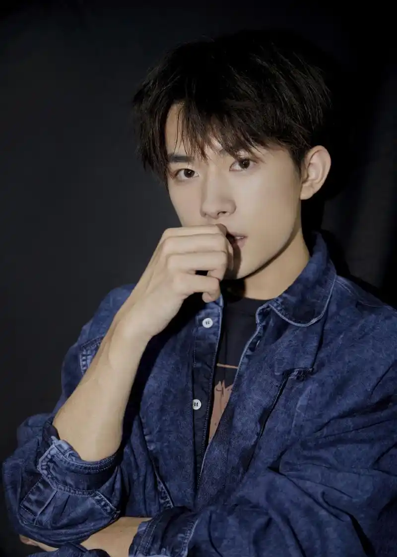 原创18岁易烊千玺长大之后气质全开螃蟹发型搭配牛仔外套帅气十足