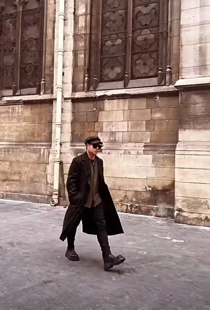 潘玮柏现身街头,他身高应该没有174,看起来是偏矮的,不过好在潘玮柏