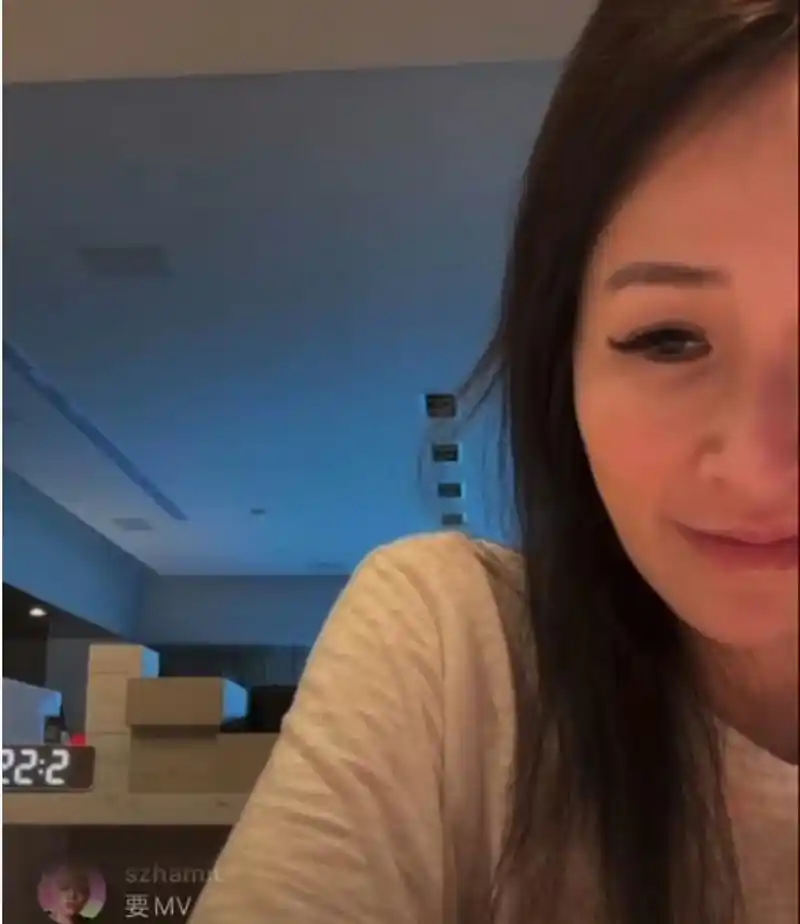 萧亚轩凌晨直播分享新歌,脸型大变样几乎认不出,直言已恢复单身