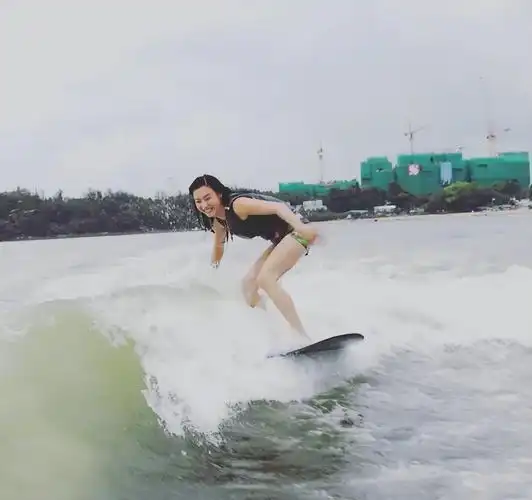 张柏芝泳池中秀身材!下水后衣服全湿透,穿泳裤一双长腿白到发光