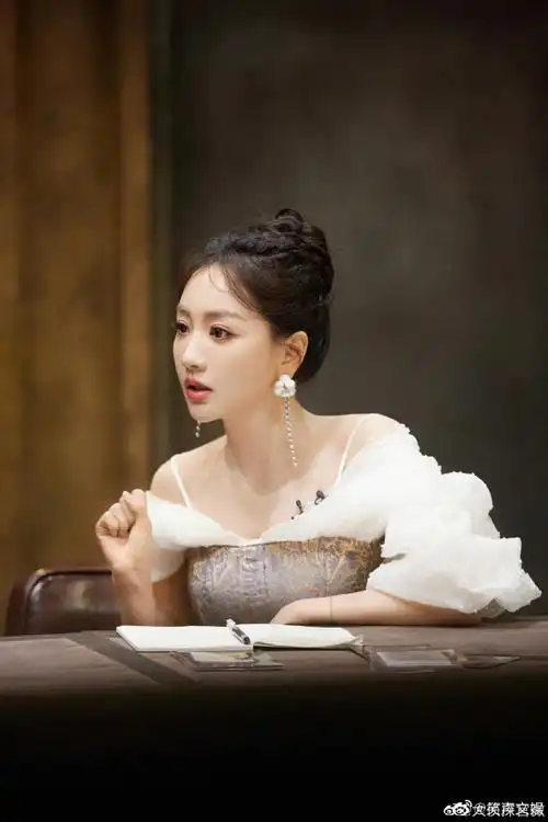 杨蓉灯泡耳环##杨蓉灯泡耳环高清剧照