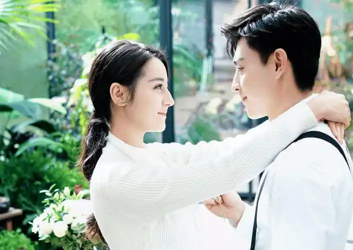 继迪丽热巴官宣后,邓伦公布与李沁真实关系,网友:好大的瓜