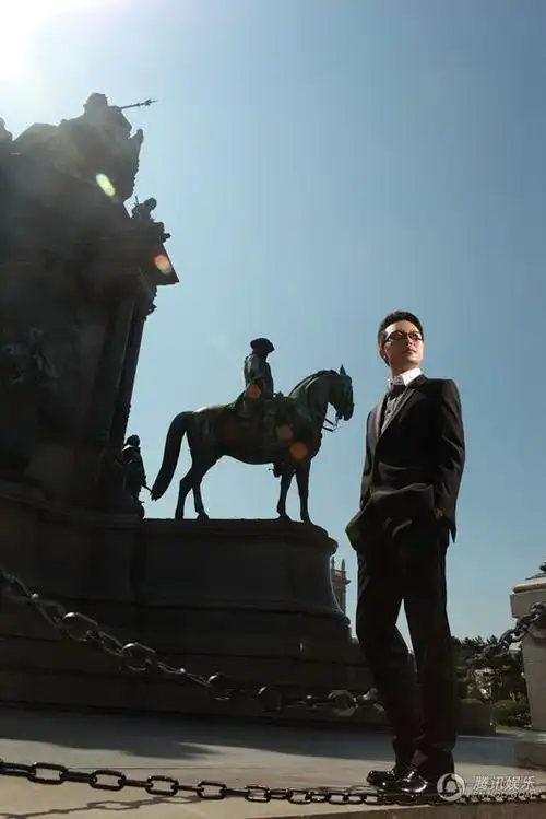 李玉刚穿男装的照片有吗?