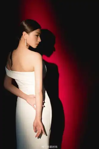 万茜同南方车站的聚会剧组一起现身金鸡奖闭幕式红毯