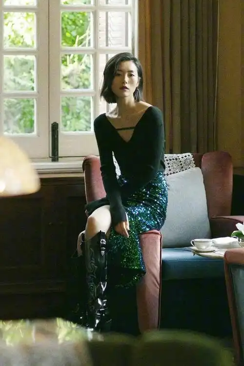 [第五大道]52岁那英就是"飒"!穿短裤配长筒皮靴,这身段60后里真少见