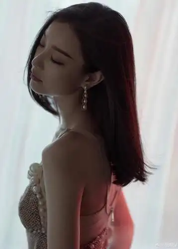 组图:美人鱼本鱼!倪妮穿珍珠吊带透视裙好身材呼之欲出