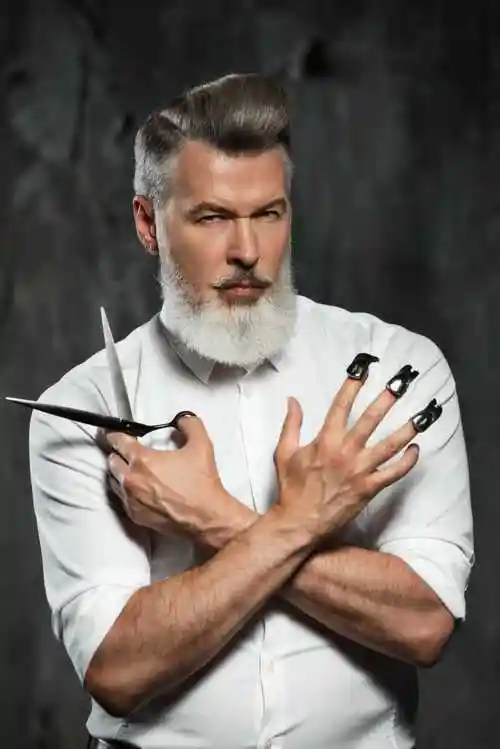 胡子大叔拿着剪刀图片-拿着剪刀的大胡子男人素材-高清图片-摄影照片