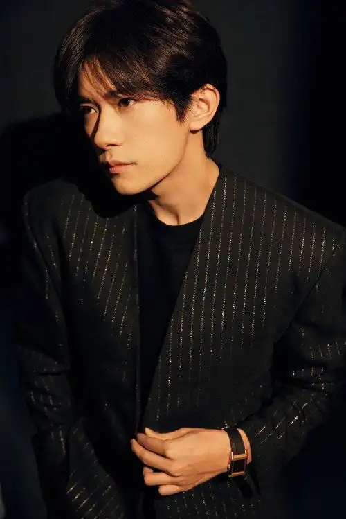 易烊千玺竖纹西装造型优雅帅气质感满满有被西装千玺苏到