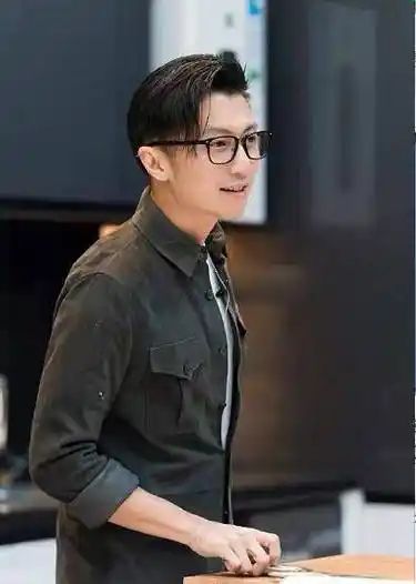 谢霆锋穿上黑色衬衣,搭配一副黑色墨镜,加上侧分的发型,轻松驾驭时尚