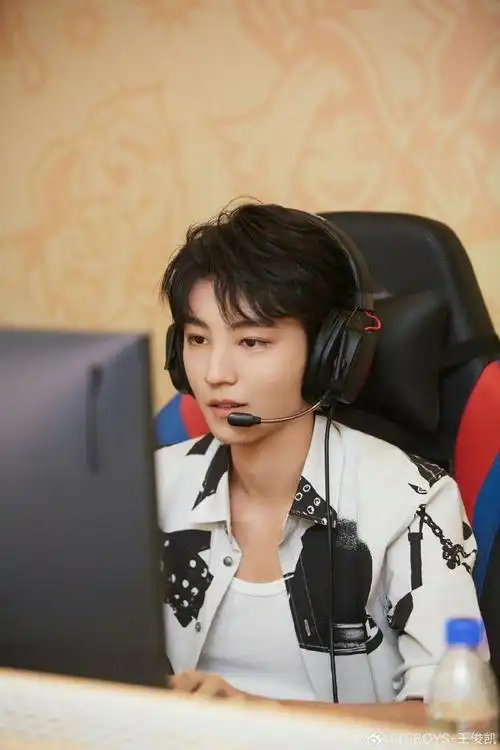 王俊凯献唱英雄联盟主题曲##王俊凯新歌成为英雄预告