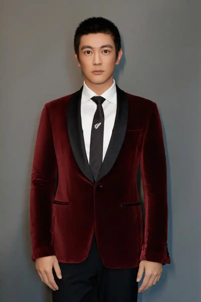 盛典现场,青年演员杜江荣获"年度最佳男演员奖",感谢大家的支持与认可