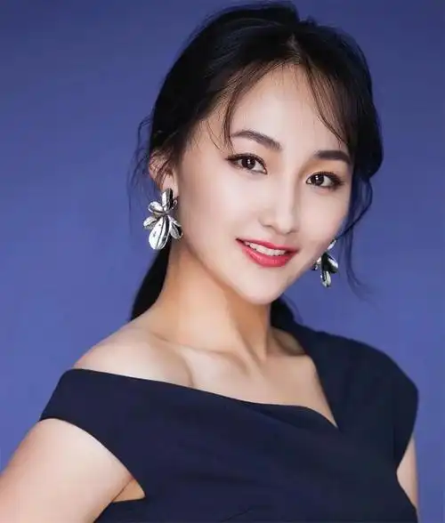 辛月个人资料:嫁大13岁于震,婚后连生3胎,被丈夫一家宠成宝