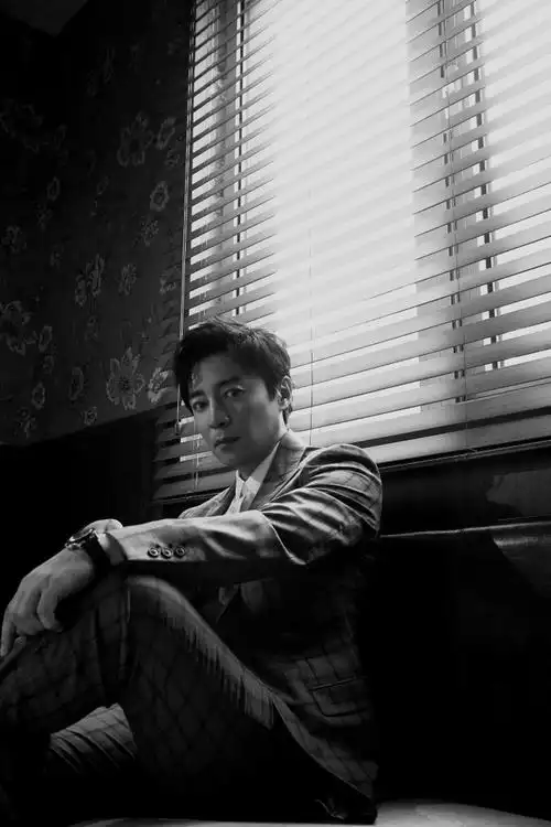 何中华曝光最新写真曝光黑白默系大片尽显戏骨风范