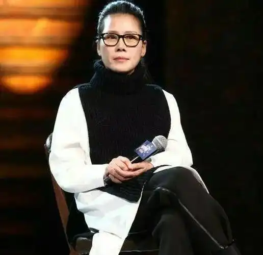 田震近照好年轻,曾因病淡出娱乐圈,商演观众几乎没有人