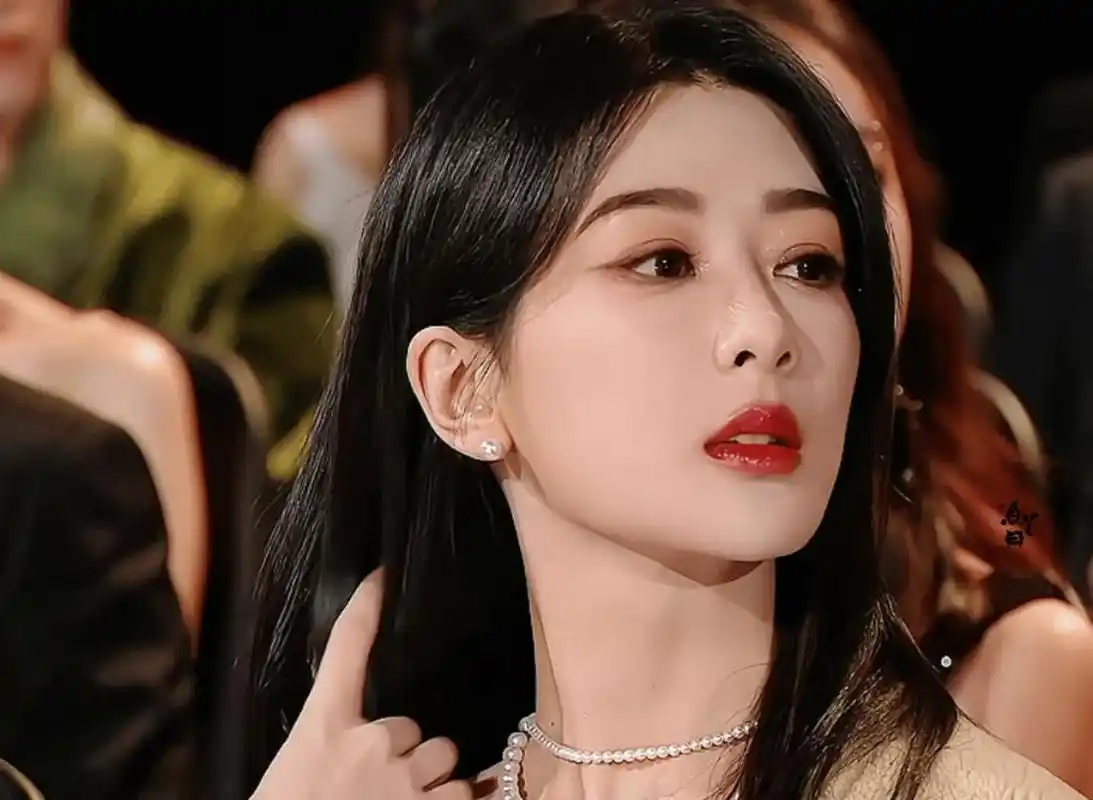 腾讯视频星光大赏杨紫的内场造型,妆容和状态都很哇塞唉,特写镜头被