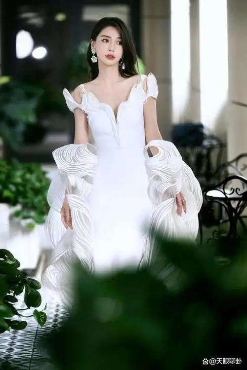 35岁杨颖登台颁奖港媒特意关掉美颜滤镜baby颜值惨遭翻车