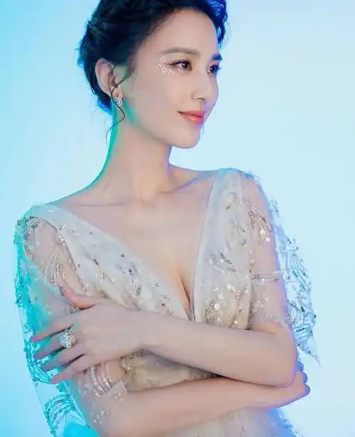 原创36岁黄圣依真会穿一袭深v裙女人味十足镜头拉近后美得不敢认