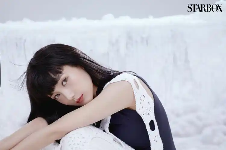 分享一组李一桐图片给大家,图中的明星图片壁纸会点缀你的电脑桌面