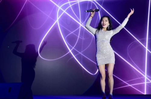 (马来西亚女歌手maliya的唱跳表演)