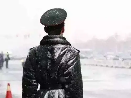 致敬丨有一种感动,叫做军人的背影!