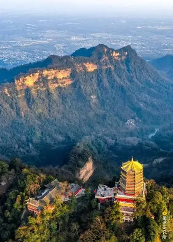 ▼(俯瞰青城山,楼阁所在处即为高台山,摄影师 a href=https://weibo.
