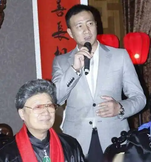 父亲是歌唱家,母亲是老戏骨,结婚25年零绯闻,儿子是他的骄傲_胡军