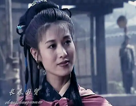 "扈三娘"郑爽近照曝光,露脐装跳舞性感妖娆,55岁单身未嫁