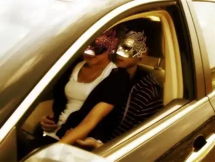 黑丝美女戴面具 当街表演"车震"绝技