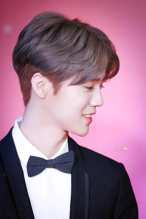 [鹿晗][分享]180107 那年今日 鹿晗中分亮相蜡像揭幕 与"另一个我"嗨