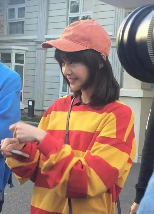 郑爽素颜出镜不修边幅,发型已经放飞自我,皮肤却水嫩嫩