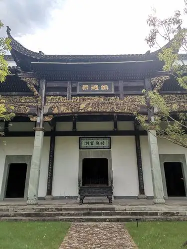 镇官窑遗址之上建起来的博物馆八十年代最初的遗址被发现位于景德镇