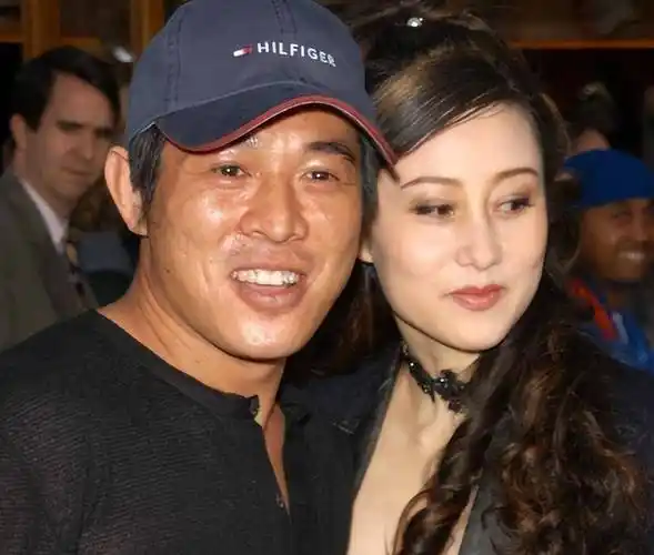 李连杰近照引热议,满脸老年斑脱发严重,利智也老了,难以认出_生活