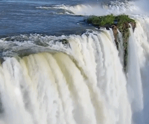瀑布流水风景图片