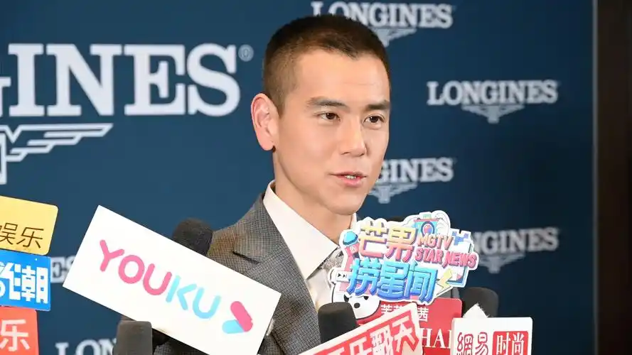 彭于晏板寸短发 身穿帅气西装出席浪琴腕表圣诞亮灯活动 透露近期工作