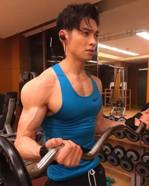 吴尊宣布跟随刘畊宏跳健身操,回复网友时,暴露了飞轮海真实关系